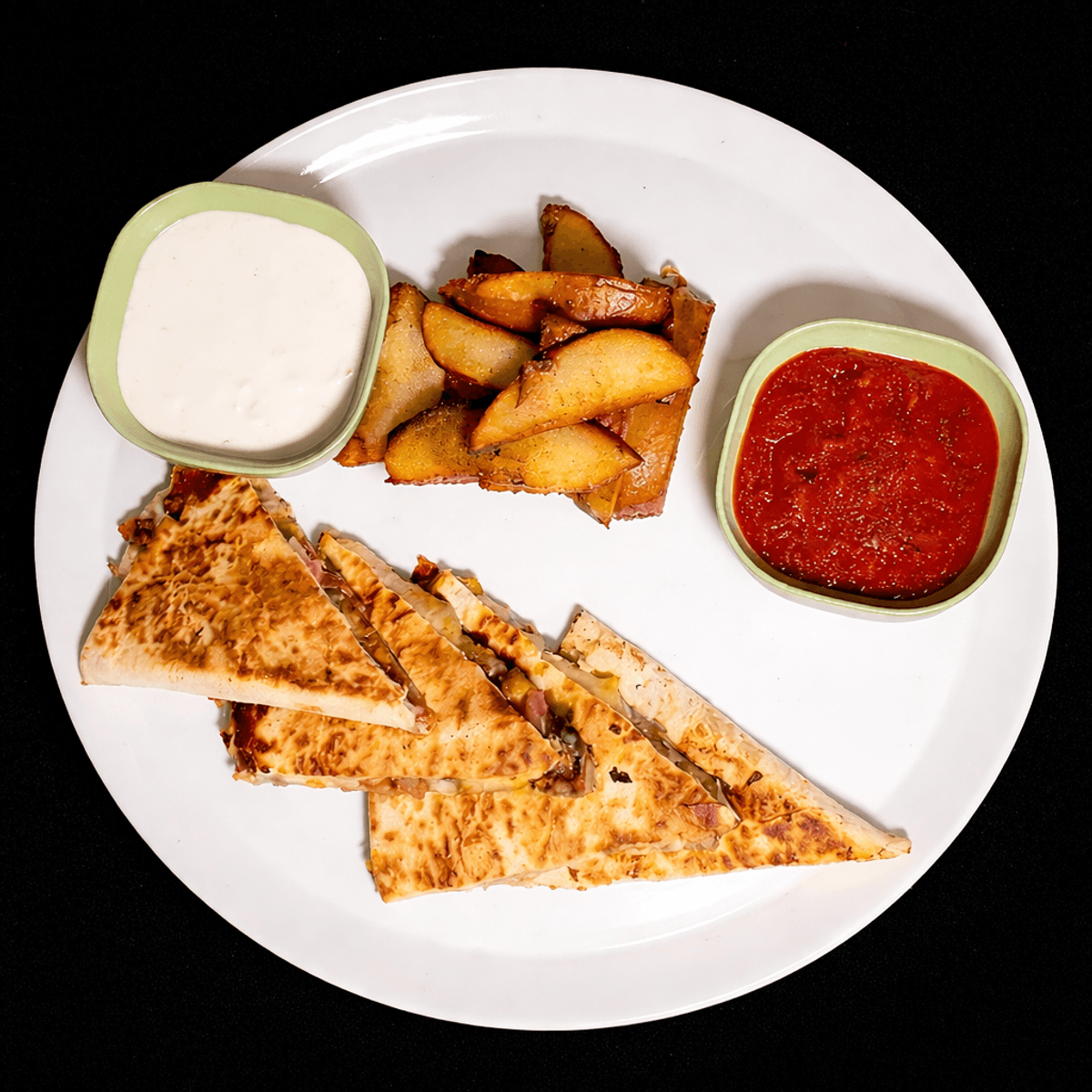 Qusellida cu Pui, Bacon, Chedar și Cartofi Wedges cu Sos de usturoi și ketchup 